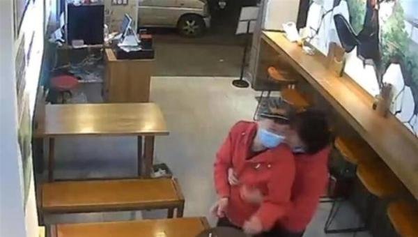 餐馆情侣员工秀恩爱被拍下，老板“重罚”：你们必须结婚