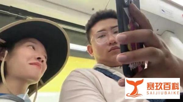 女子地铁上偷看邻座男生点外卖，男生发现后主动分享，网友笑哭