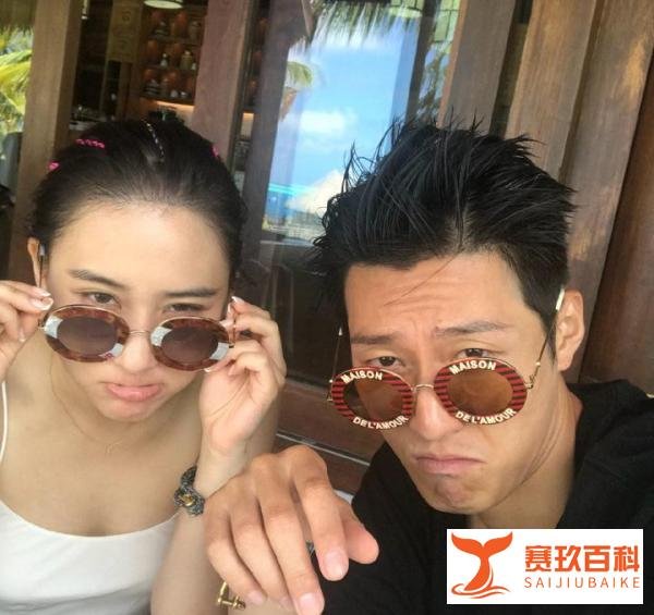 窦骁疑带何超莲回家见家长，穿情侣装合照太甜了，留言区一片祝福