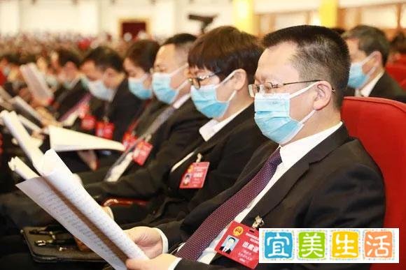 官方回应镇政府工作人员上班打游戏：确有此事，已经上报处理！