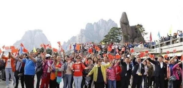 数千游客黄山上唱起国歌 这是咋情况？