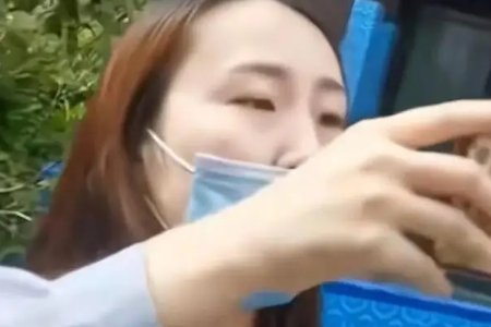 上海外籍男子偷跑出管控区还竖中指，其行为在法律中如何定性？