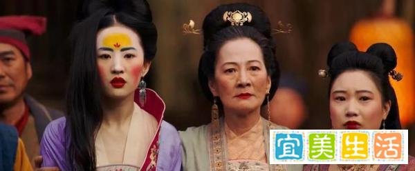 《花木兰》上映差评连连!遭观众吐槽:祠堂里挂红灯笼,剧情胡诌