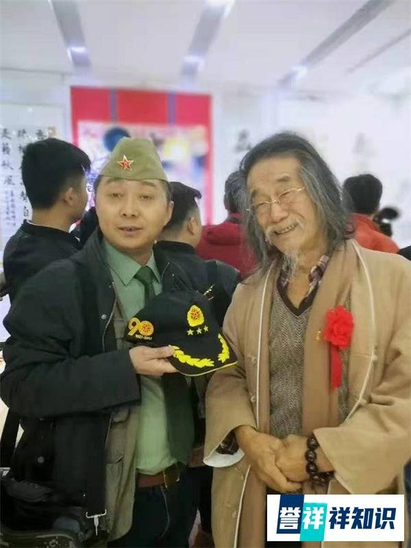 著名书画家萧宽为军品大王李长东签名合影,支持红色收藏事业