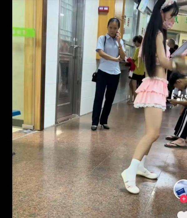 广东一女子暴露着装在医院热舞?现场画面流出,院方:有精神疾病