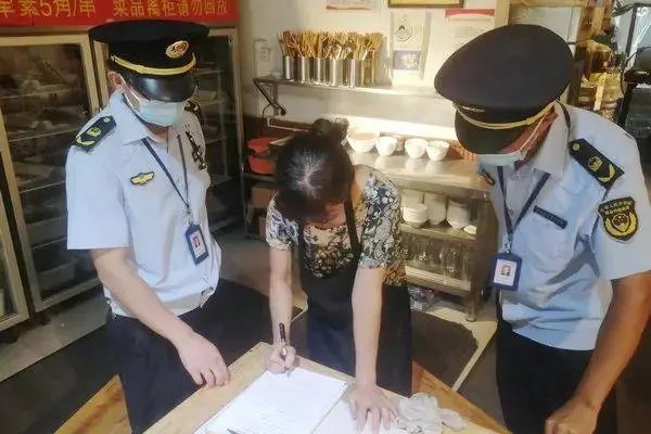 饭店员工当顾客面将扫地垃圾倒入餐盘,餐厅老板该做什么?
