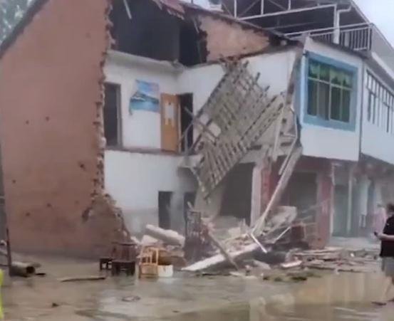 湖北随州暴雨冲塌多间楼房 这是咋情况？