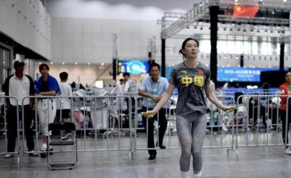 滑稽！击剑比赛16进8只进行体能测试，两大世界冠军无奈出局