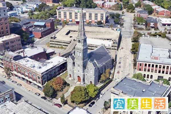美国一座历史悠久的教堂突然坍塌