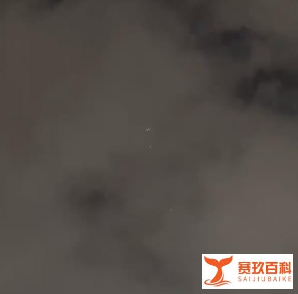 深圳夜空出现三个不明发光飞行物：飞速掠过