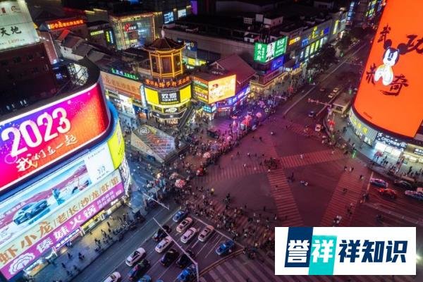 川航回应空姐跪地安抚乘客,消费市场加速回暖 服务业快速复苏