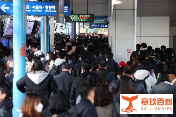 韩国地铁早高峰部分停运引发混乱 乘客报警称呼吸困难