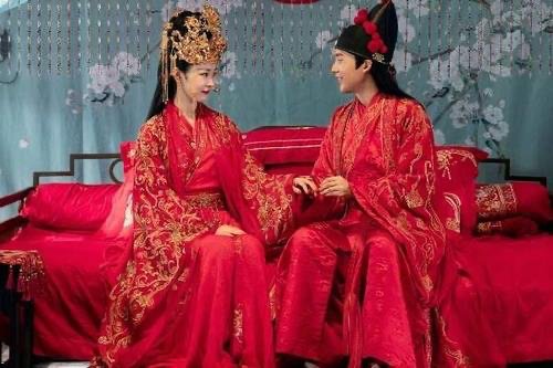 新婚夫妻是门对门邻居,如何看待他们之间的缘分?