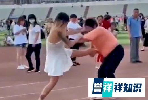 只因穿的少,河北一年轻女子跳舞被大妈殴打,这是嫉妒美女吗?