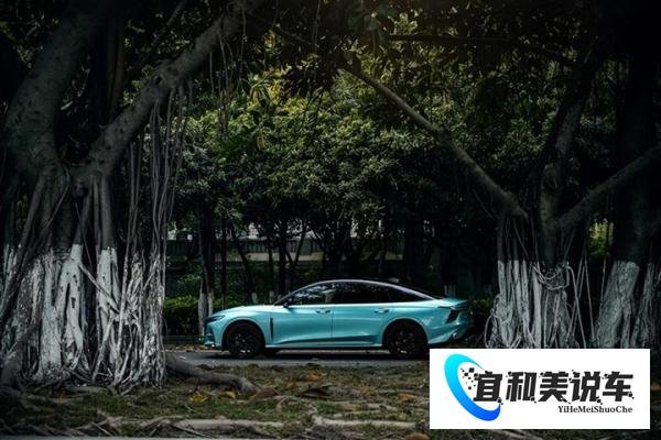 大众ID电动车转弯时撞柱整车起火被烧毁；国产豪华轿车红旗H6上市