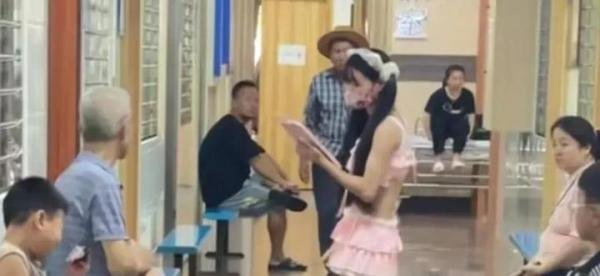广东一女子暴露着装在医院热舞？现场画面流出，院方：有精神疾病