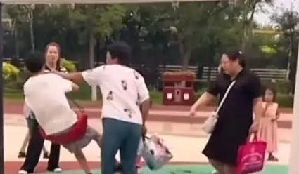 两个孩子抢秋千玩，却引来双方家长大打出手