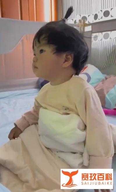 萌娃睡太久被家长“强制开机”:脑子未醒 身体先抖