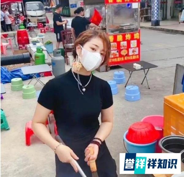 打扮精致出摊被质疑 女摊主回应
