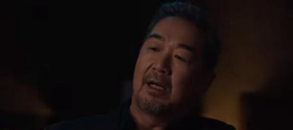 坚如磐石：被郑刚扔掉的手机壳，早已暗示杨晓薇是一张死牌