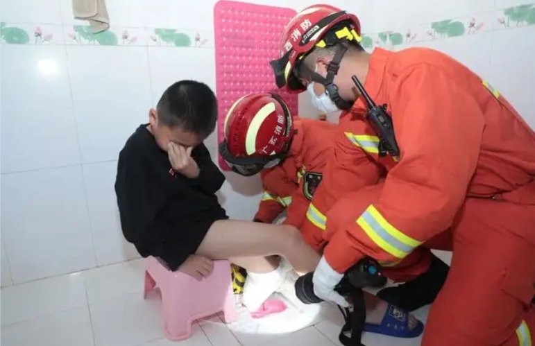 1岁宝宝嫌脚脏在便池内清洗!孩子的父母看到后是什么反应?