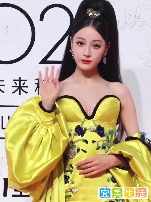 迪丽热巴ELLE盛典造型引争议，网友：是审美问题还是造型师背锅？