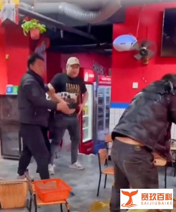 西安串串店内多名男女抡酒瓶子互砸，男子被热锅浇头，捂脸哀嚎！
