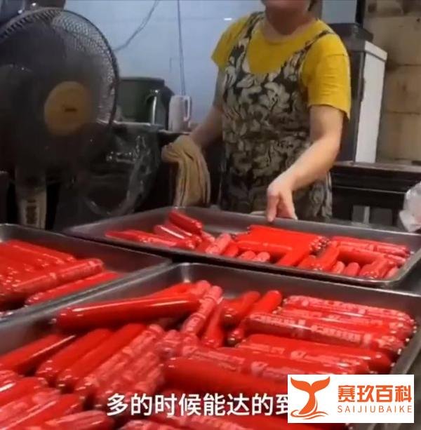 猪肉降价商贩1天灌2000多斤香肠,网友:都怕猪肉涨价!