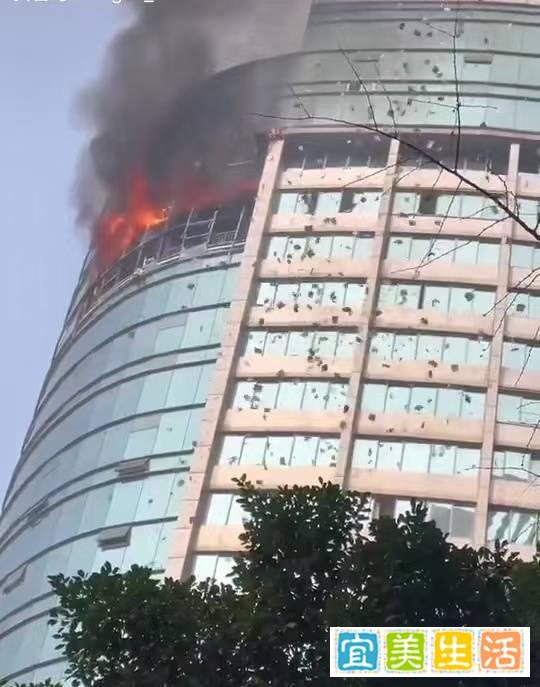 重庆一高楼起火,大块碎片从天而降,发出巨大声响