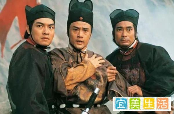62岁于荣光董事长身份曝光！拍完戏疲惫视察工厂，婚后妻儿成谜