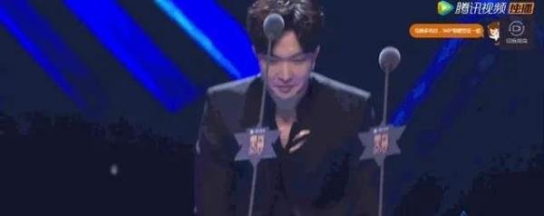 张艺兴怕粉丝离开而落泪，被嘲演得假，《孤注一掷》票房却破19亿