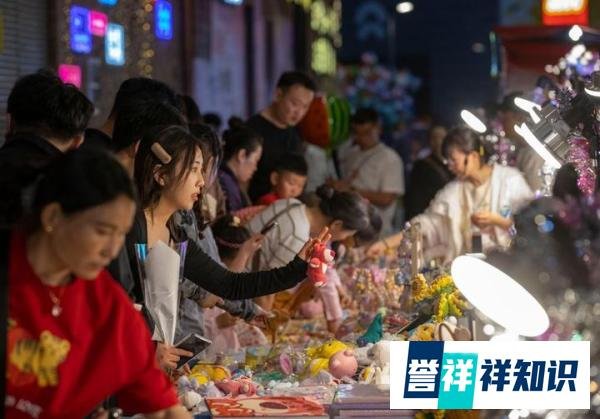 川航回应空姐跪地安抚乘客,消费市场加速回暖 服务业快速复苏