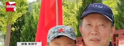爷爷带6岁孙子学入党誓词 这是咋情况？