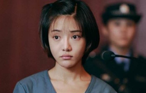 电影《全民目击》中孙红雷饰演的角色为什么非要说出“我会死在龙背墙后”的台词?