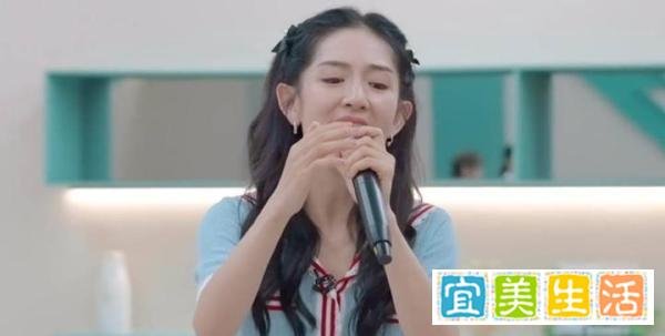 谢娜唱《她她她》遭圈内人吐槽,水平不如KTV,站在舞台上画大饼