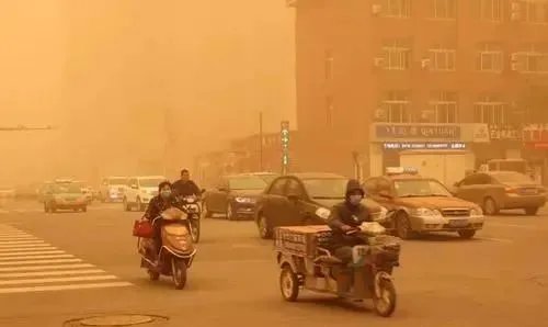 实拍青海扬沙天气:汽车穿沙墙 犹如科幻大片,这种天气下该注意什么?
