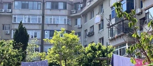 大连一女子晾晒被子，从五楼坠落不幸身亡，窗台晾衣架都折了