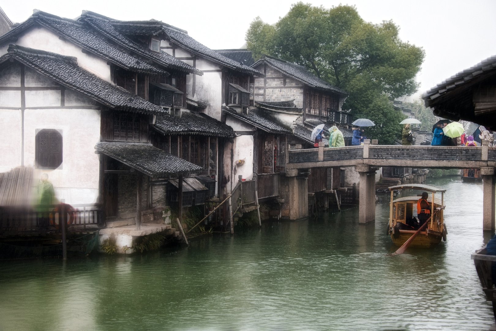 西安女子去乌镇旅游被赶出酒店，一赶了之的行为是否可取？