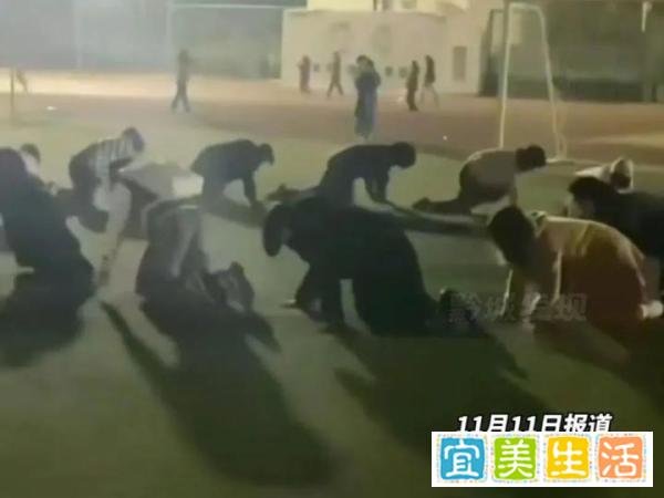高校回应多名学生集体爬行，网友：在玩羊了个羊？