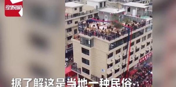 房主乔迁 顶楼倒几十箱礼物遭哄抢 这是咋情况?