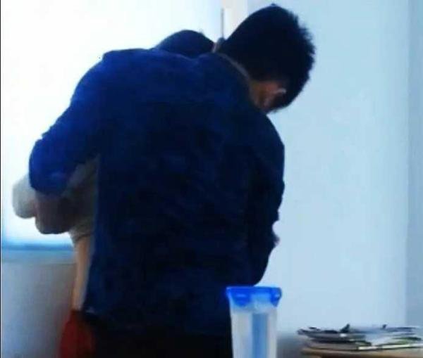 情侣在教室激情碰撞，女生竟然主动配合男友“深度探索”
