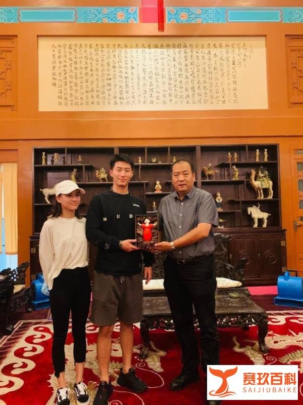 窦骁疑带何超莲回家见家长，穿情侣装合照太甜了，留言区一片祝福