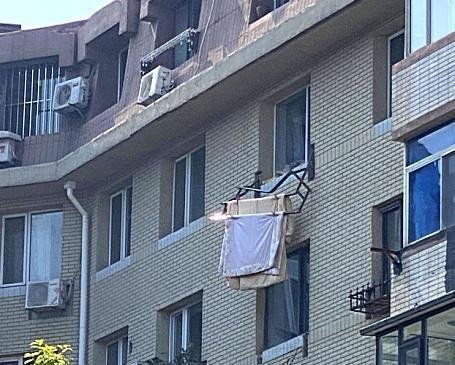 大连一女子晾晒被子，从五楼坠落不幸身亡，窗台晾衣架都折了
