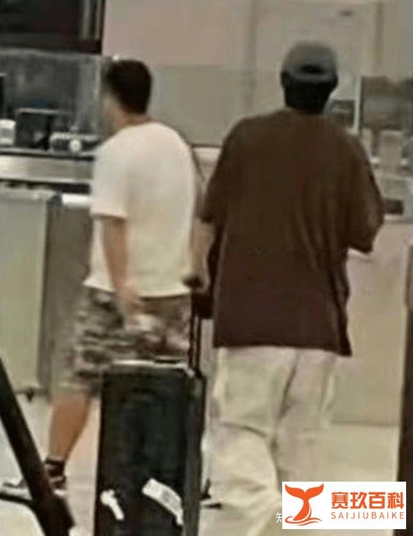 粉丝曝蔡徐坤已回国晒机场照 网友公关文案都想好了 不过已放话出来下周继续锤