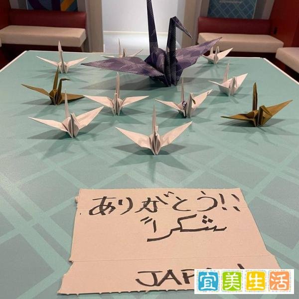尽管失利，日本队仍打扫干净更衣室并留下千纸鹤表感谢