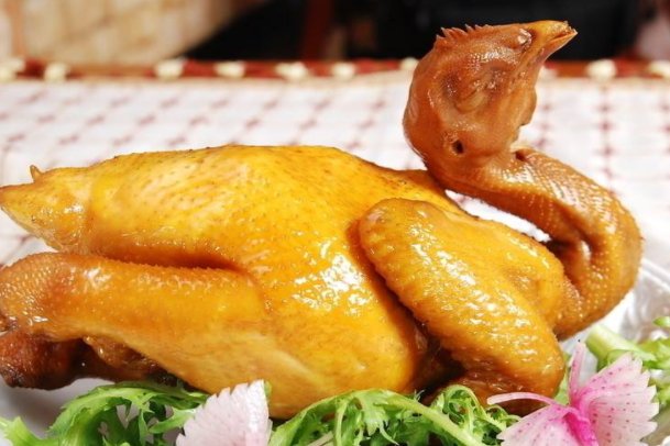 男子点1只鸡吃出10个鸡爪，到后厨一看鸡居然还活着？