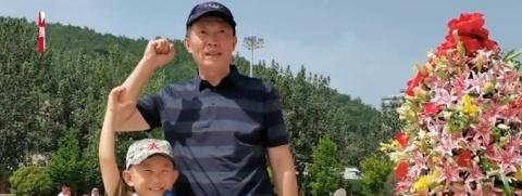 爷爷带6岁孙子学入党誓词 这是咋情况？