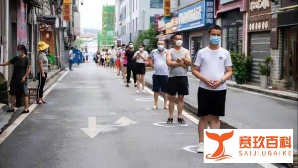 男子广州做核酸遭插队，工作人员却回复：本地优先