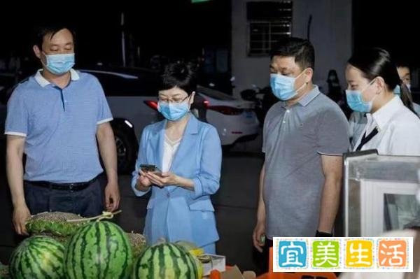 撸串、小龙虾……多地官员带头上街吃夜宵促消费