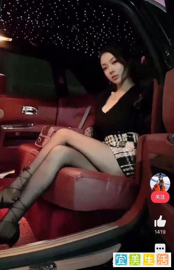 30岁郭美美秀恩爱,和女人当街热吻,背靠600万粉色豪车